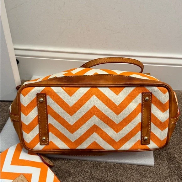 Dooney & Bourke Chevron Tangerine and White tote bag with matching pouch - Picture 6 of 12